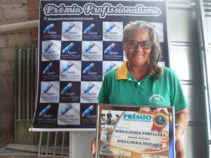Angelita Cabral, recebendo prêmio de "profissional destaque".